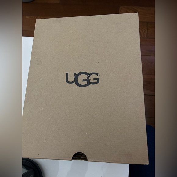 NEW UGG’s Mini Bailey Button II - Picture 5 of 8